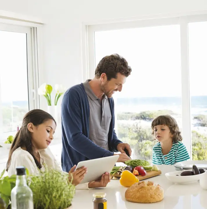 Famille dans une cuisine chauffée par pompe à chaleur